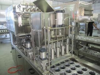الصين 3 In1 Monobloc التلقائي آلة تعبئة زجاجة عصير / آلة تعبئة المياه زجاجة الحيوانات الأليفة المزود